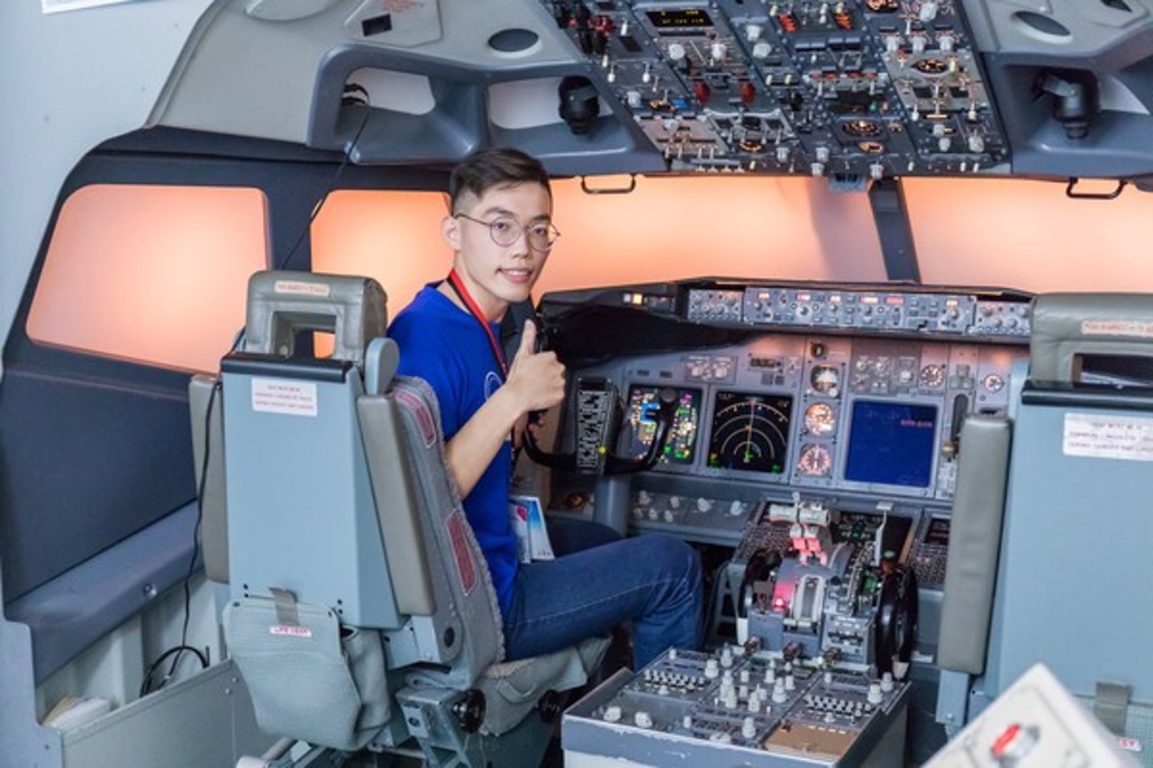 航空營學員參訪華航園區,體驗靜態飛行模擬機。(圖/航發會提供)
