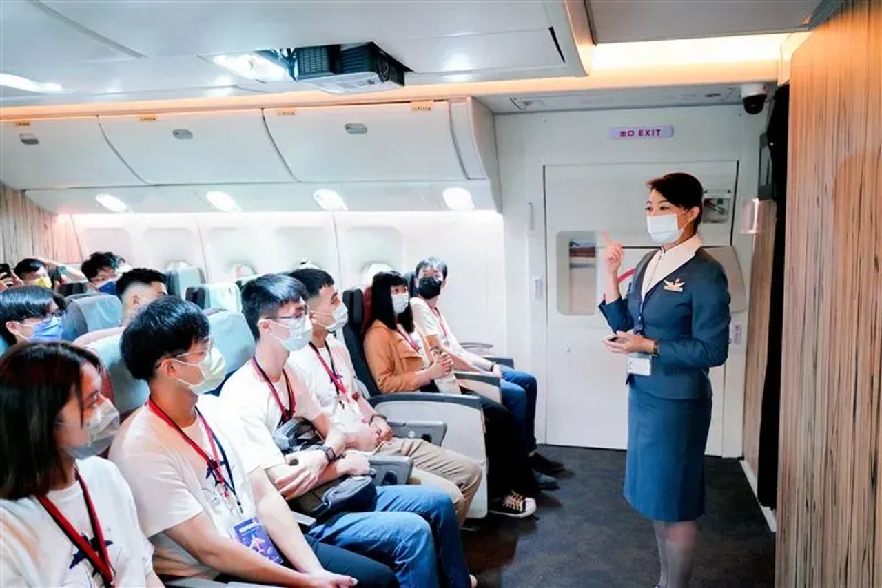 華航空服教師解說。圖/航發會提供