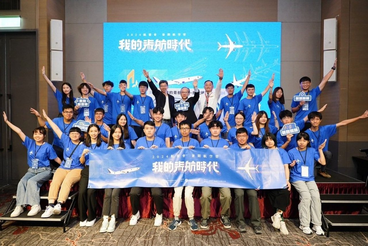 航發會陳彥伯董事長、謝委呈主任秘書及航空營學員一起做出飛翔姿勢，象徵活動正式啟航、快樂起飛。(圖/航發會提供)