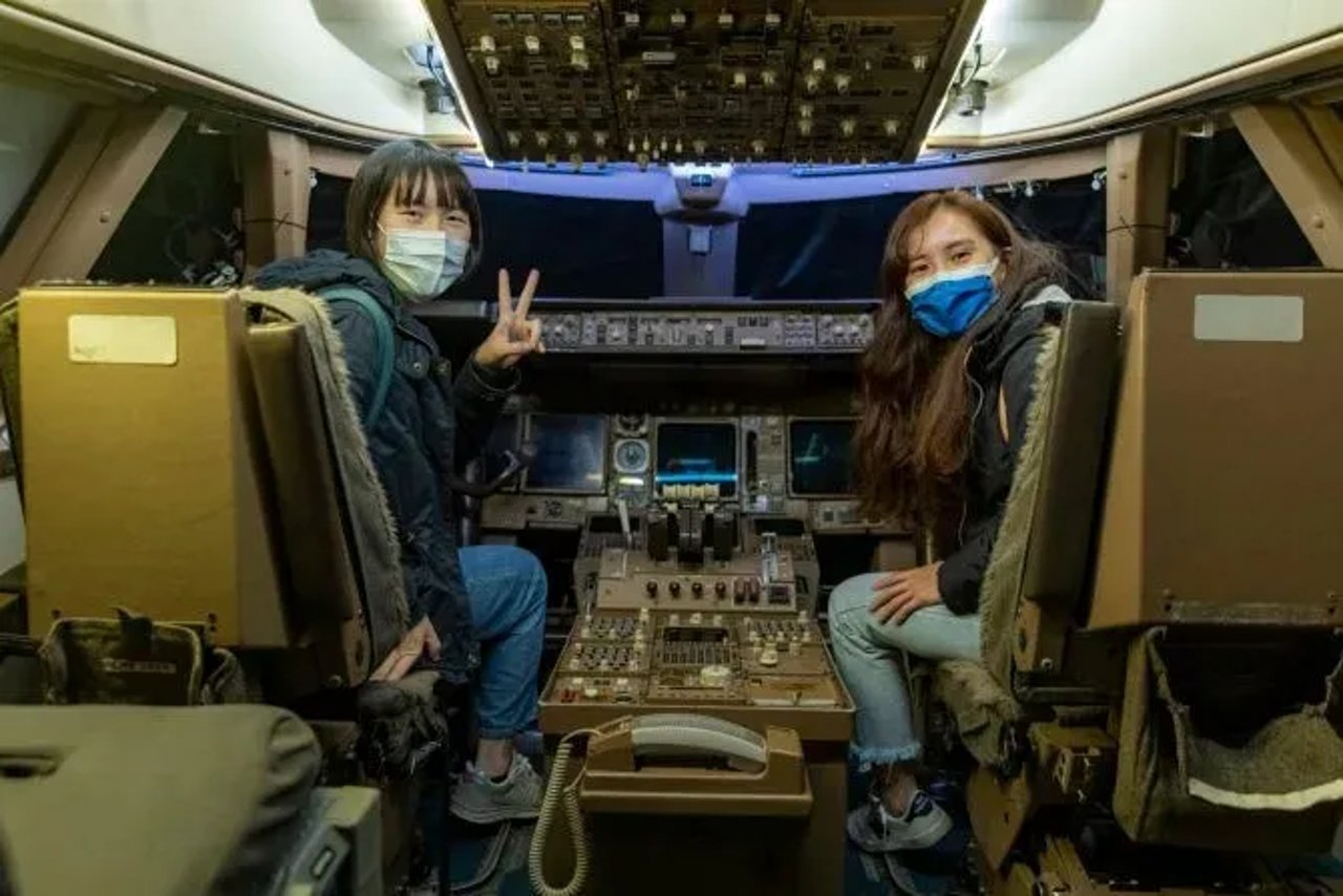 航空營學員與動態模擬機合影。（圖／航發會提供）