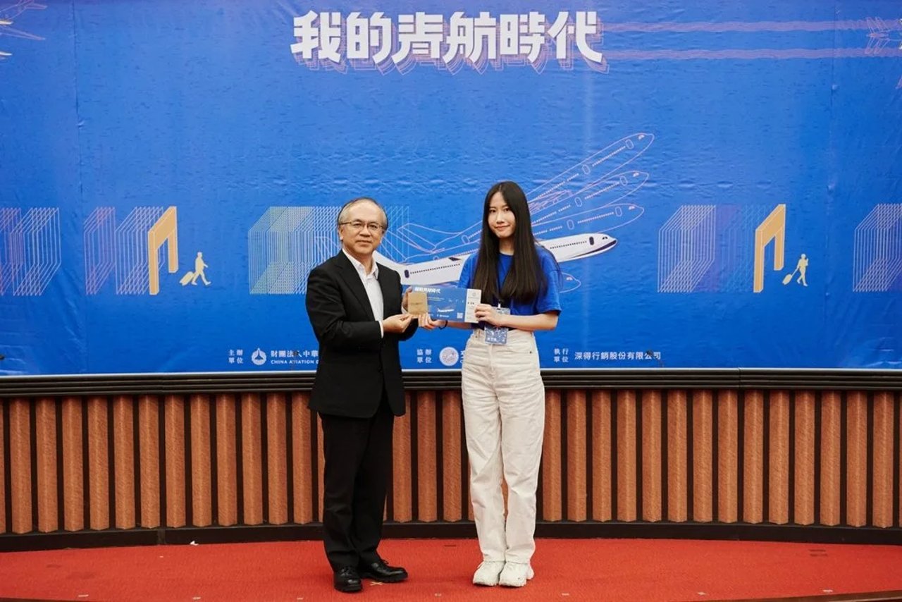 航發會陳彥伯董事長頒發學員結訓證書，象徵學員三天營隊順利結業。(圖/大會提供)