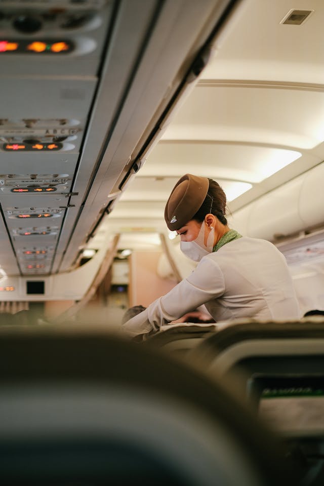 機艙窗外雲層與飛行中的機翼報導封面示意